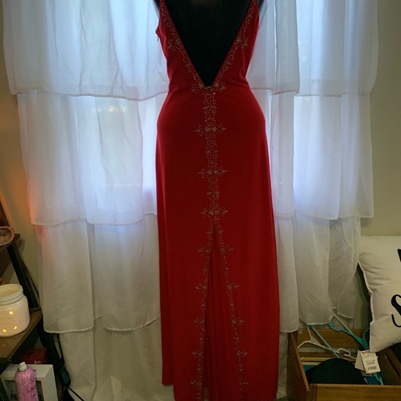 Red formal gown - Picture 4 of 4